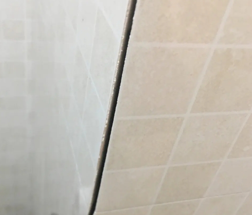 齐齐哈尔瓷砖空鼓维修公司分享阳台瓷砖脱落的修复过程可以分为以下几个步骤