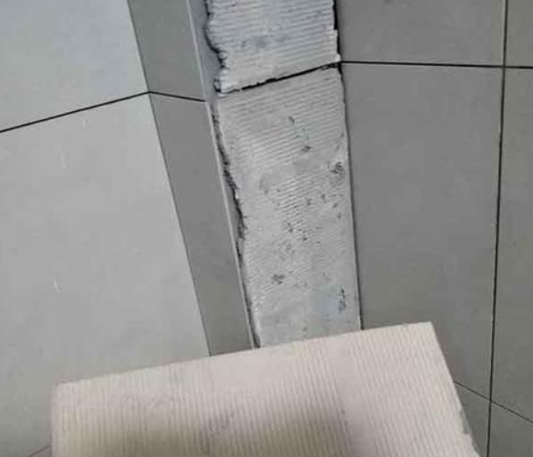齐齐哈尔瓷砖空鼓维修公司分享下厨房瓷砖脱落的补救措施。